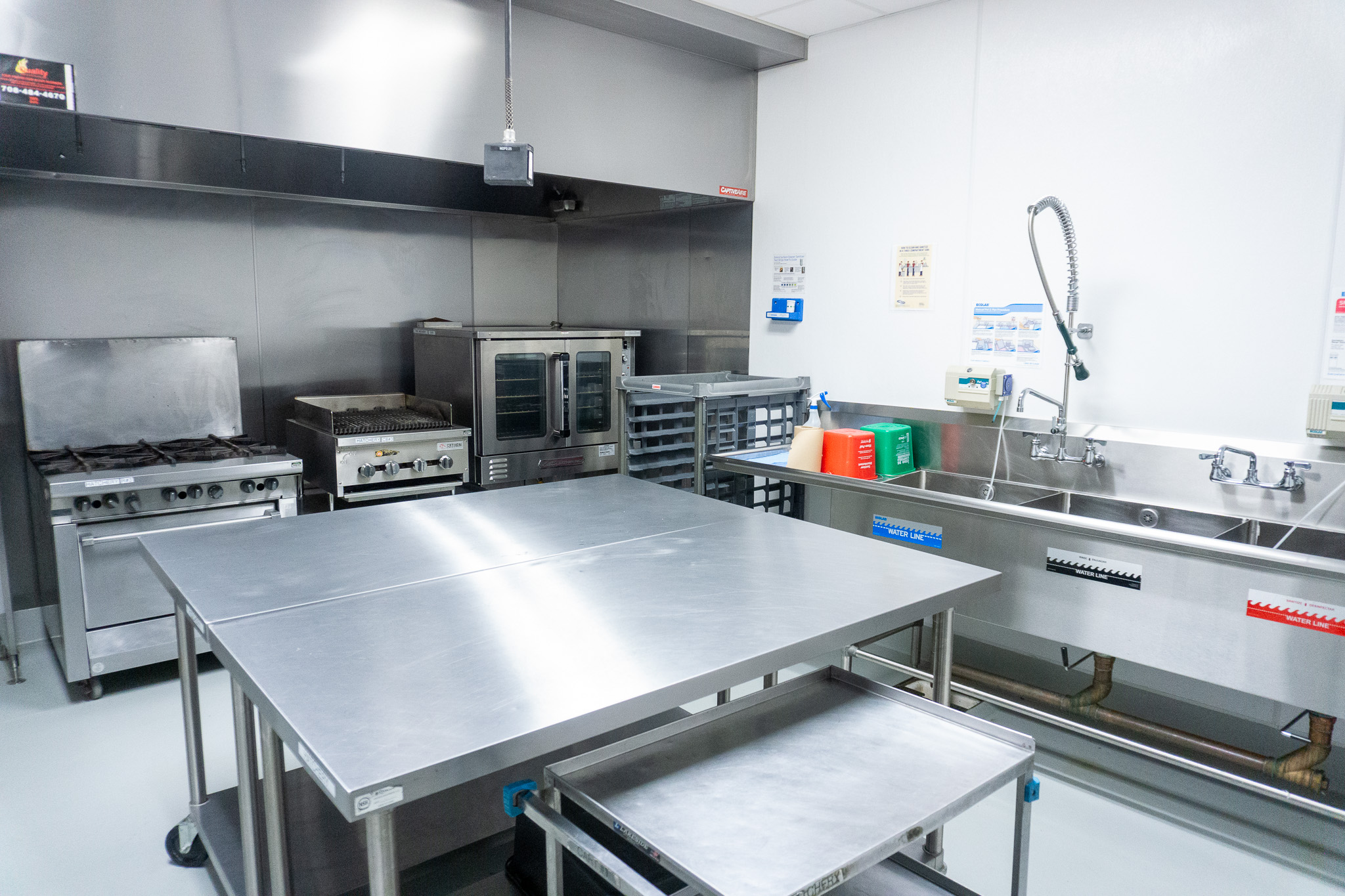 A picture of a small kitchen space